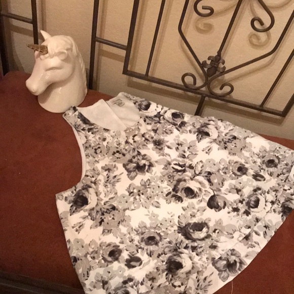 Guess super cute gray blouse size small - Picture 7 of 7